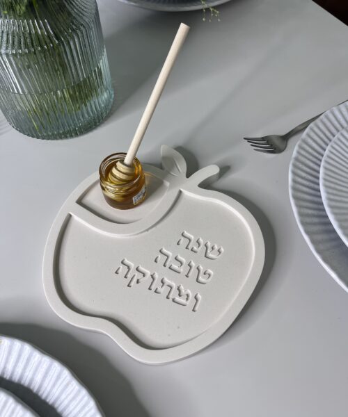 מעמד לדבש בטון לבן חלבי