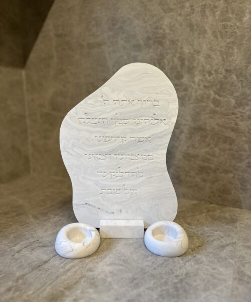 סדר הדלקת נרות עם פמוטי תבל שייש אפור