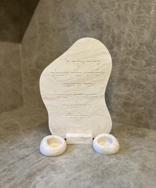 סדר הדלקת נרות עם פמוטי תבל שייש חום