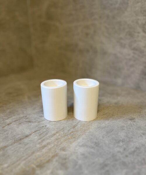 פמוטי בטון גבוהים לבן חלבי