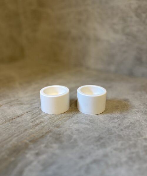 פמוטי בטון נמוכים לבן חלבי