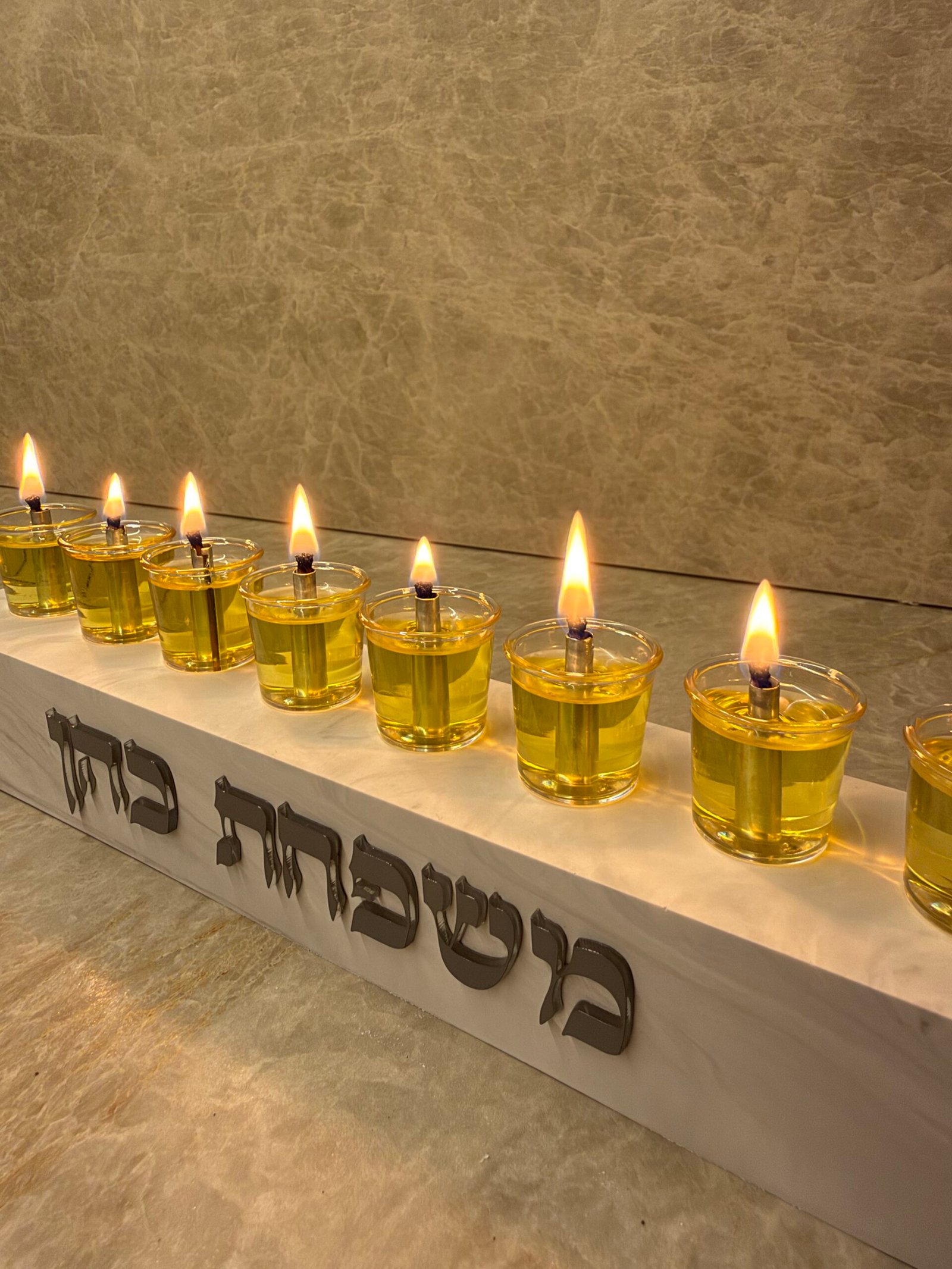 חנוכיה דגם אוריה שיש אפור 3