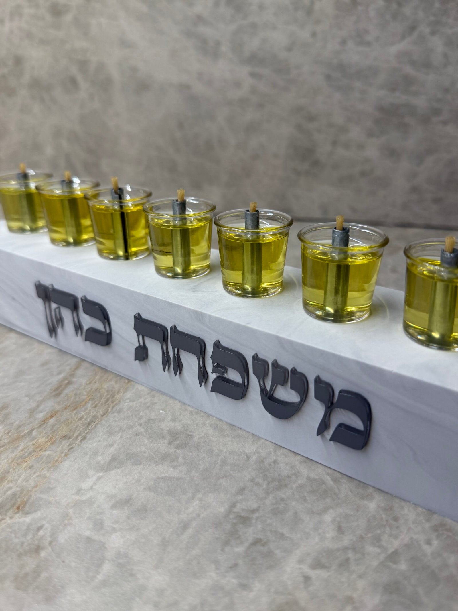 חנוכיה דגם אוריה שיש אפור 6