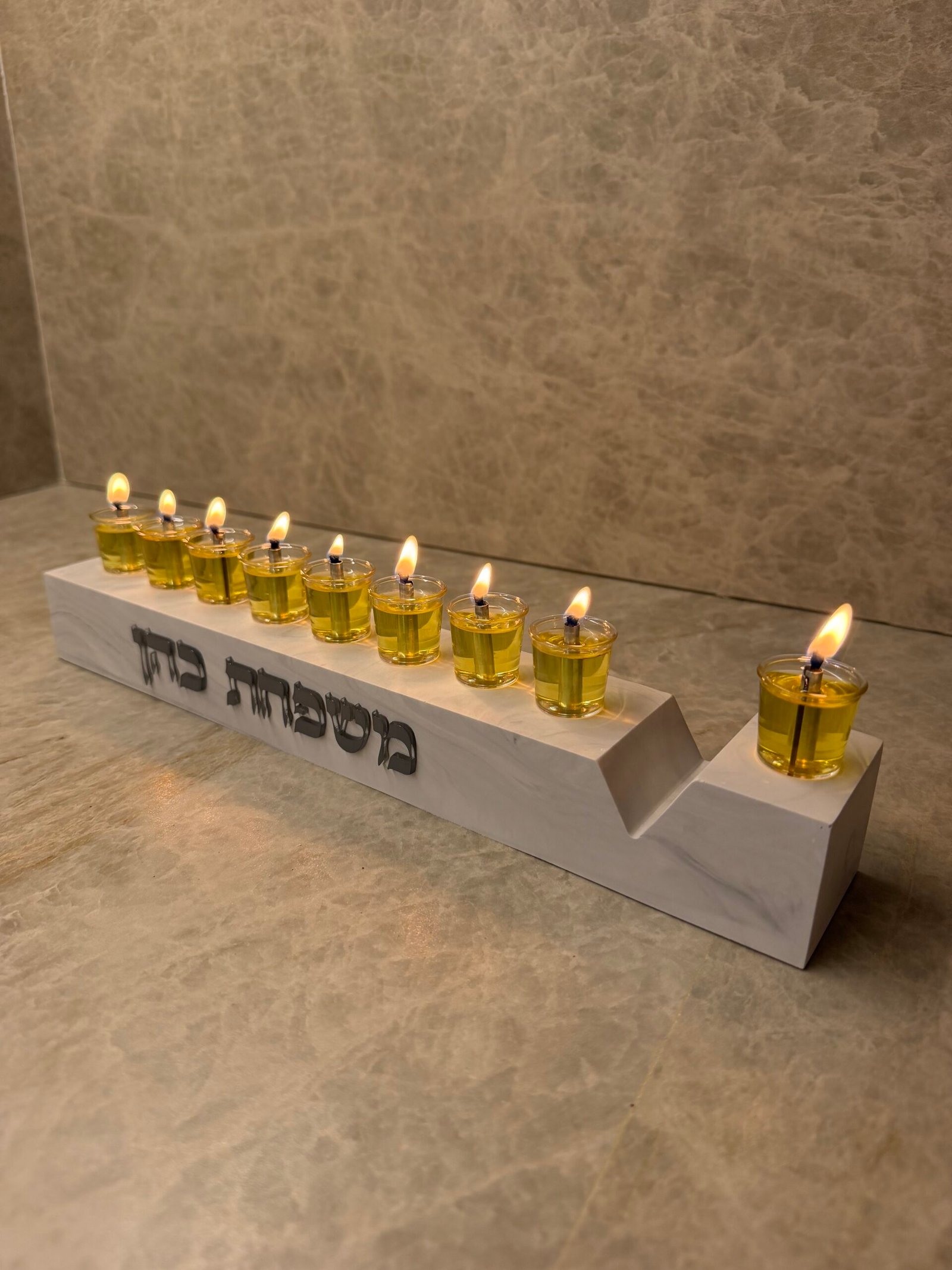 חנוכיה דגם אוריה שיש אפור 7