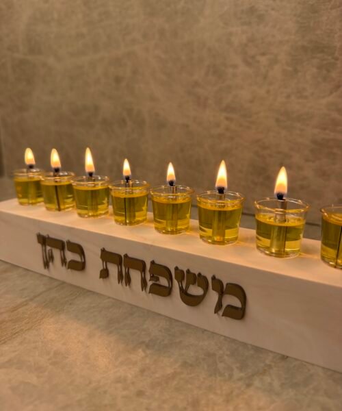 חנוכיה דגם אוריה שיש חום 1
