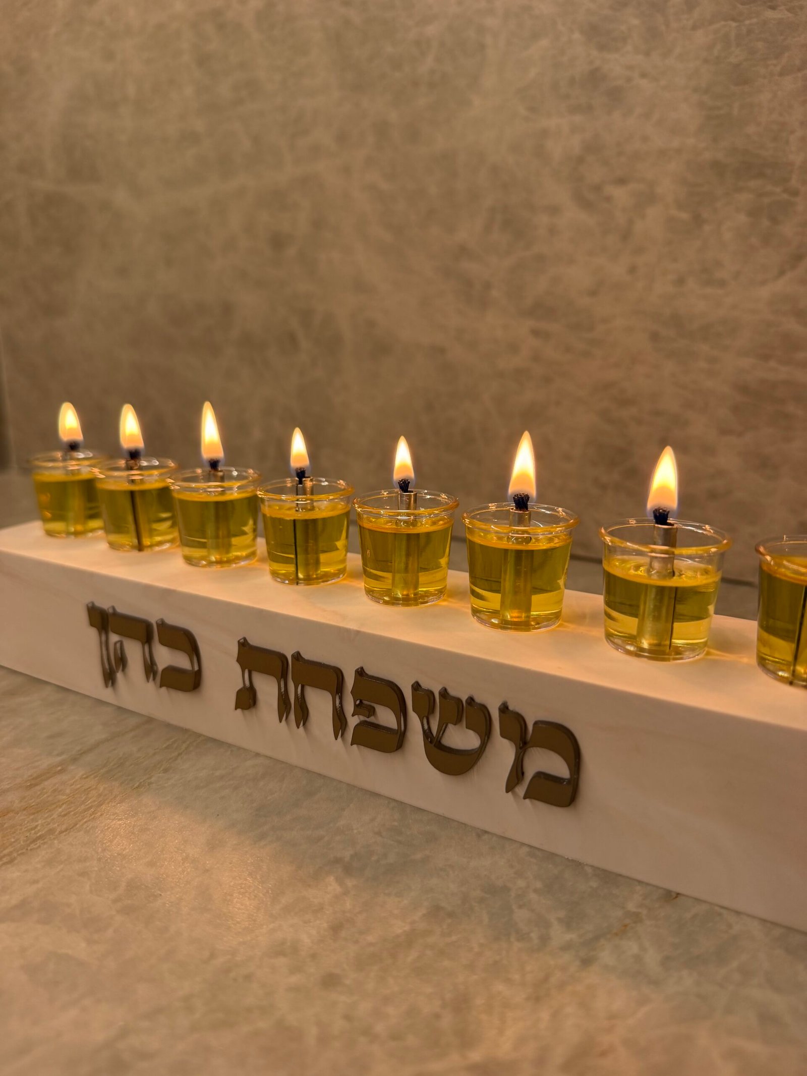 חנוכיה דגם אוריה שיש חום 1