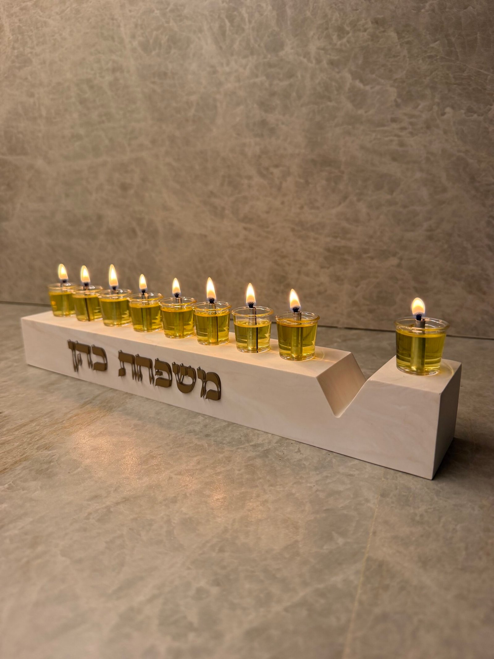 חנוכיה דגם אוריה שיש חום 2