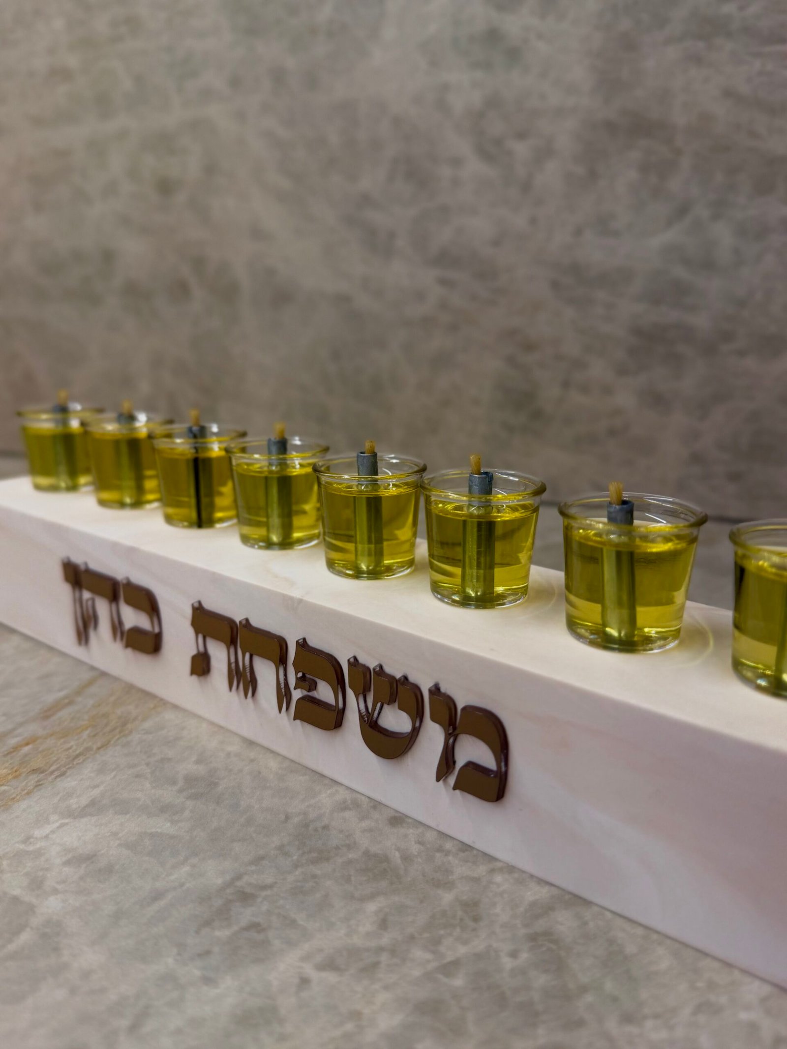 חנוכיה דגם אוריה שיש חום 3