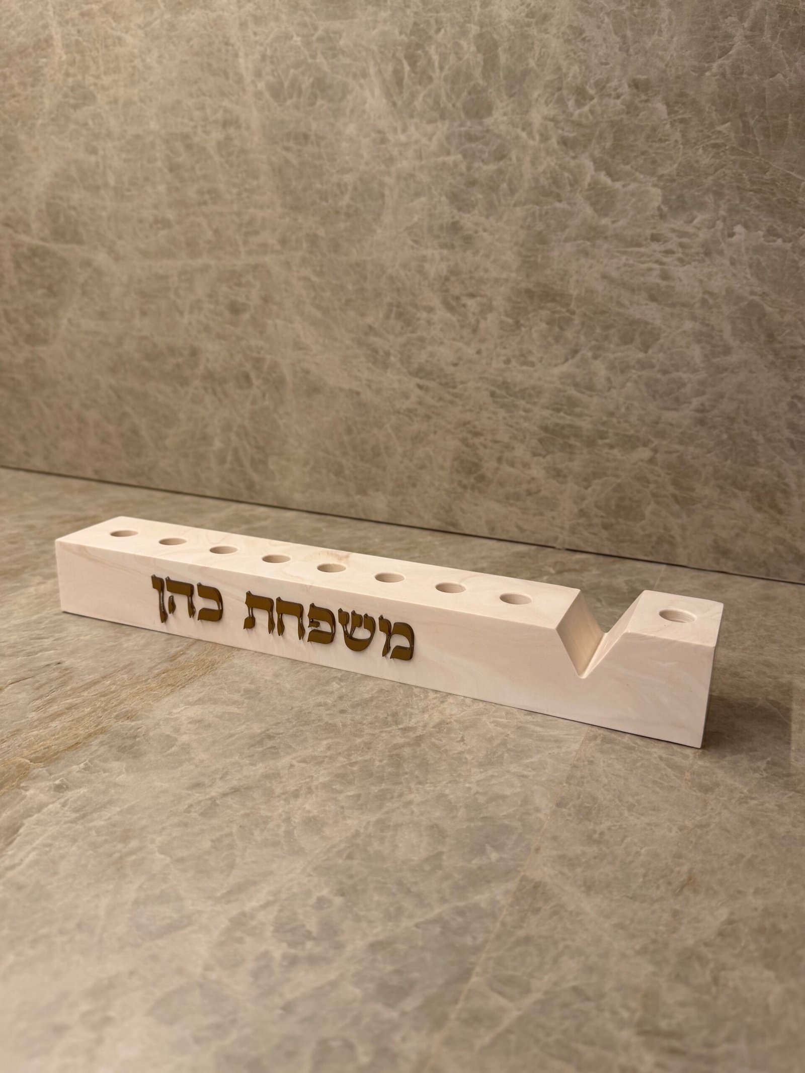 חנוכיה דגם אוריה שיש חום 4