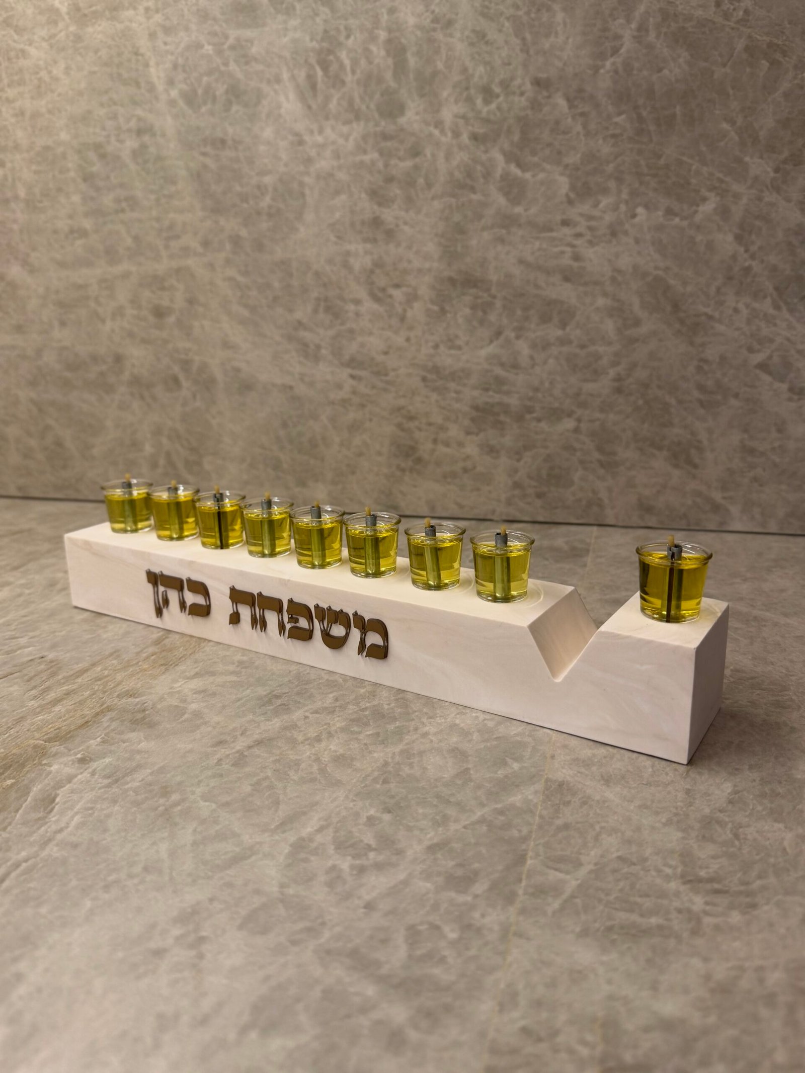 חנוכיה דגם אוריה שיש חום 5